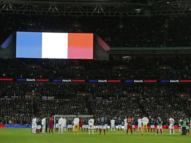 The England and France football teams observe a minute's silence before the start of the friendly match at Wembley, following the November 13 Paris attacks. (AFP Photo) 
