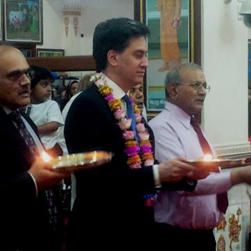 Former Labour leader Ed Miliband sporting a ‘tilak’ and holding a pooja thali during ‘arti’ in a London temple. (Prasun Sonwalkar/HT Photo) Former Labour leader Ed Miliband sporting a ‘tilak’ and holding a pooja thali during ‘arti’ in a London temple. (Prasun Sonwalkar/HT Photo)