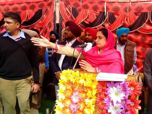 Union minister Harsimrat Badal addressing a sangat darshan in Bathinda on Wednesday.(HT PHOTO)