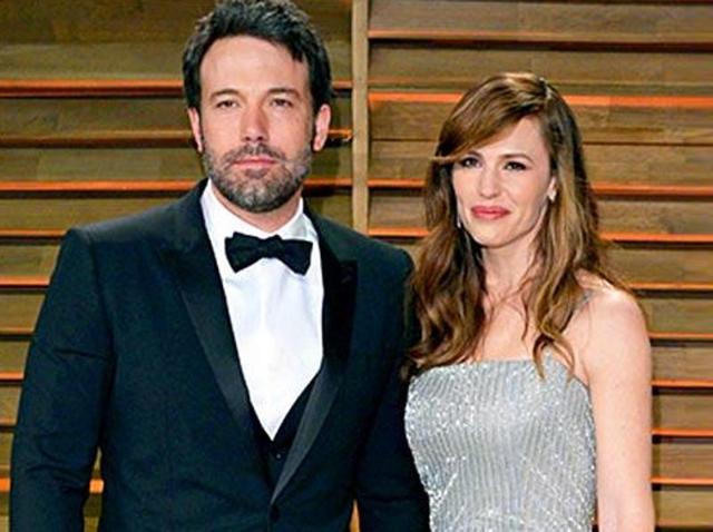 Ben Affleck and Jennifer Garner have filed for divorce but are living together for the sake of their three children.(Twitter)