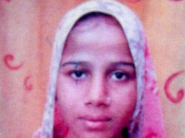 Police have announced a cash reward of Rs 10,000 on woman dacoit Chanda and her lover Chandan Gadairiya. Police have announced a cash reward of Rs 10,000 on woman dacoit Chanda and her lover Chandan Gadairiya.
