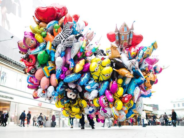 A man sells balloons in the city centre of Hanover, central Germany, on December 16, 2015. (AFP)
