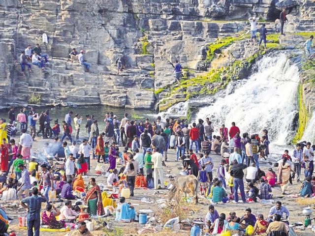 Revellers enjoy picnic at Maithan Dam in Dhanbad. The tourism department has sought support of local villagers and police stations to provide safety for tourists.(Chandan Paul / HT Photo)