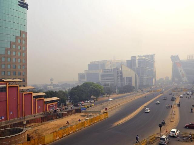A view of Cyber Hub in Gurgaon after the city was engulfed by thick smog (Photo by Abhinav Saha/Hindustan Times)