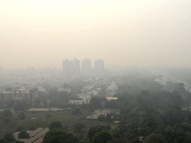 Gurgaon experienced a sudden drop in temperature after the city got covered with smog.(Photo by Abhinav Saha/Hindustan Times)