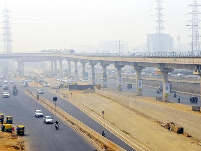 A view of Rapid metro in Gurgaon covered with smog. (Photo by Abhinav Saha/Hindustan Times)