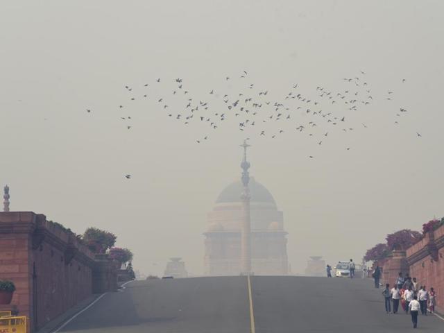 The Rashtrapati Bhawan covered with a thick blanket of smog. (Photo by Saumya Khandelwal/ Hindustan Times) (Hindustan Times)