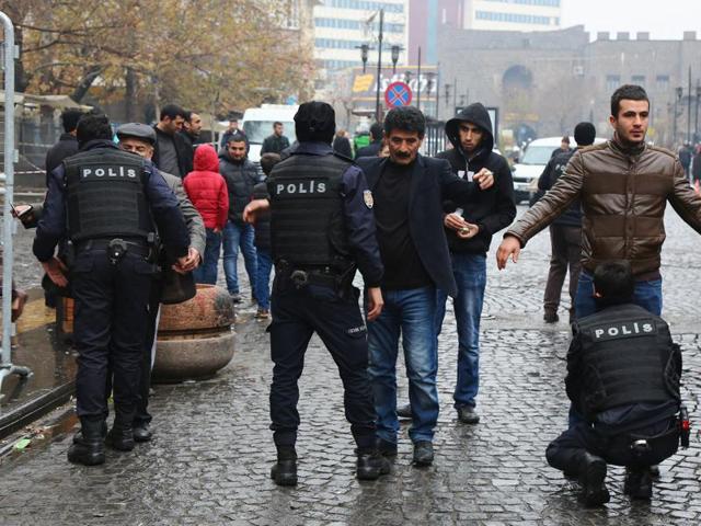 Police officers search civilians as they enter Sur district, which is partially under curfew, in the southeastern city of Diyarbakir, Turkey. (Reuters Photo) Police officers search civilians as they enter Sur district, which is partially under curfew, in the southeastern city of Diyarbakir, Turkey. (Reuters Photo)