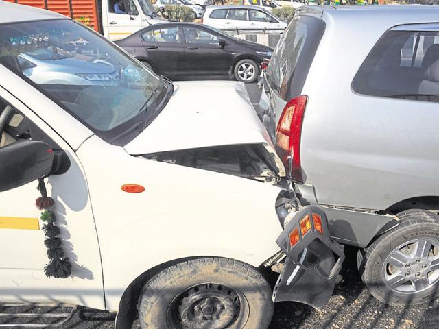 Four vehicles piled up near Signature Tower after a Delhi-bound vehicle suddenly applied the brakes.(Parveen Kumar/HT Photo)