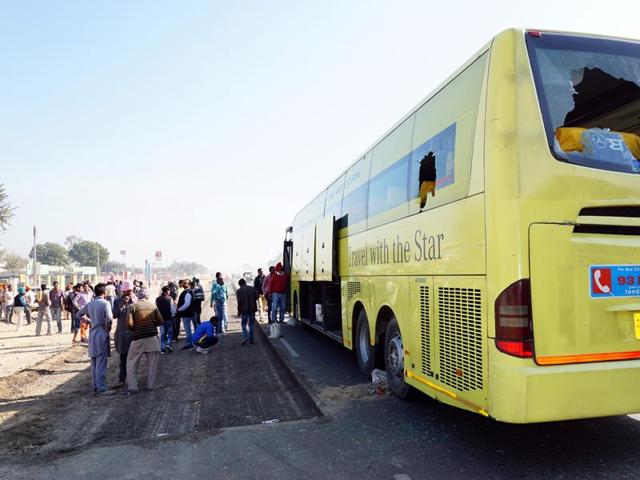 The private bus that injured two youths on Bathinda-Zirakhpur national highway on Thursday.(Sanjeev Kumar/HT) The private bus that injured two youths on Bathinda-Zirakhpur national highway on Thursday.(Sanjeev Kumar/HT)