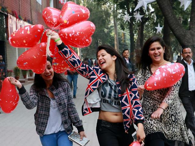 Youngsters celebrate New Year in Chandigarh on Thursday. (Keshav Singh/HT )
