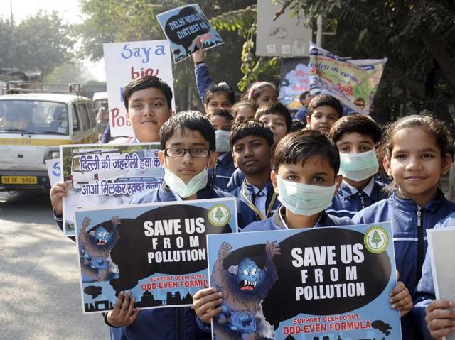 School children rallying in support of the odd even formula introduced by the Delhi Government for controlling pollution in Janakpuri in New Delhi. (S Burmaula/ Hindustan Times)