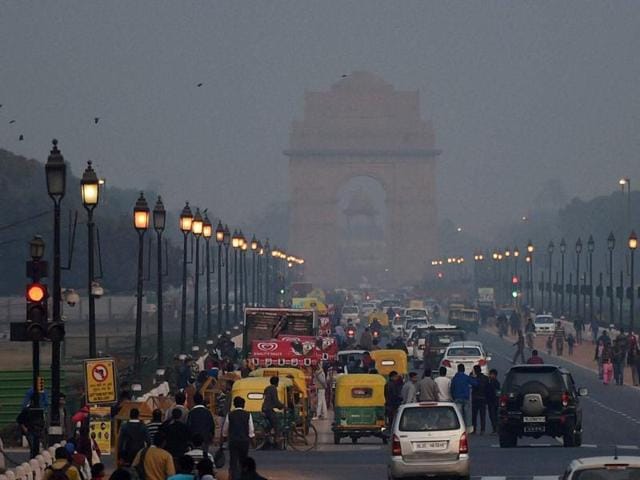 A view of the India Gate during the last sunset of 2015 in New Delhi on Thursday.(PTI)