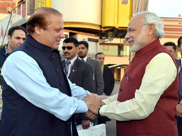 Pakistani Prime Minister Nawaz Sharif (R) talks with his Indian counterpart Narendra Modi in Lahore. Modi’s surprise visit was a huge risk, but well worth it if it results in a terror-free peace.(REUTERS Photo)