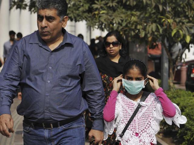 People wear mask to protect themselves from air pollution in Connaught Place. (Saumya Khandelwal/ Hindustan Times)