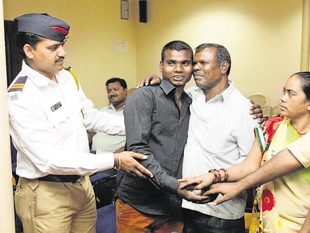 Traffic constable Namdev Himgiri with Lahu Ghogarkar (in grey shirt) after he was reunited with his family.(Praful Gangurde)