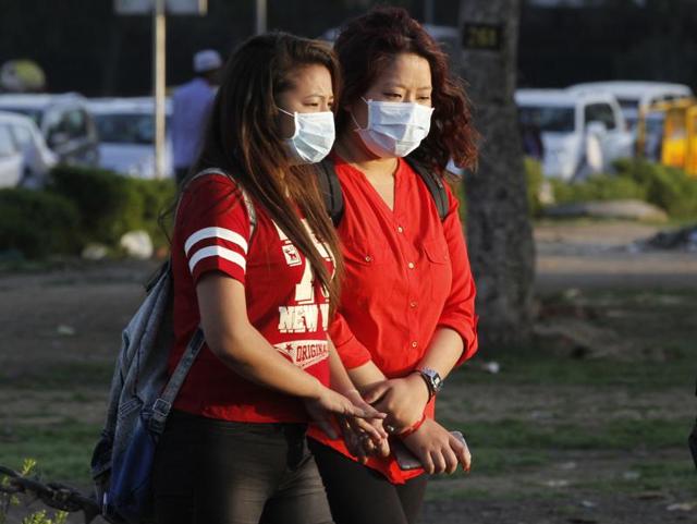 Tourists wearing masks as they visit the crowded India Gate lawns in New Delhi. (Virendra Singh Gosain/Hindustan Times)