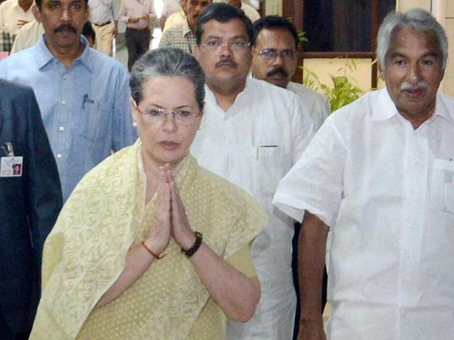 Congress president Sonia Gandhi with Kerala CM Oommen Chandy on her arrival in Thiruvananthapuram on Wednesday.(PTI Photo)