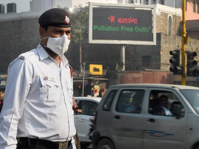 A traffic policeman takes protection against pollution in New Delhi on Thursday.(PTI) A traffic policeman takes protection against pollution in New Delhi on Thursday.(PTI)