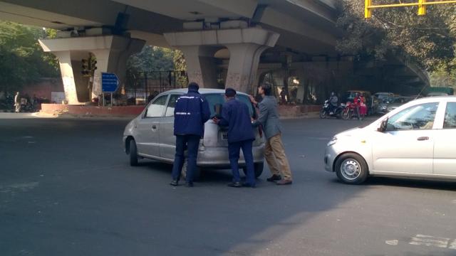Traffic cops helping the driver of a CNG car after the vehicle broke down. (Sanchit Khanna/HT Photo) Traffic cops helping the driver of a CNG car after the vehicle broke down. (Sanchit Khanna/HT Photo)