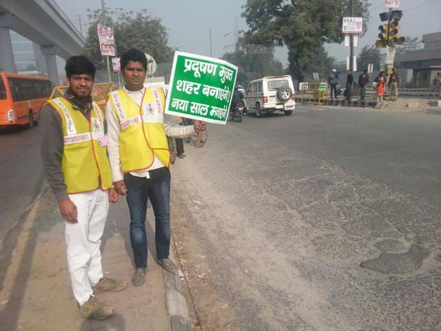 Thousands of civil defence volunteers, traffic police personnel, enforcement teams of Delhi government’s transport department and authorised sub-divisional magistrates have been deployed to implement the scheme. (Burhaan Kinu/HT Photo) Thousands of civil defence volunteers, traffic police personnel, enforcement teams of Delhi government’s transport department and authorised sub-divisional magistrates have been deployed to implement the scheme. (Burhaan Kinu/HT Photo)