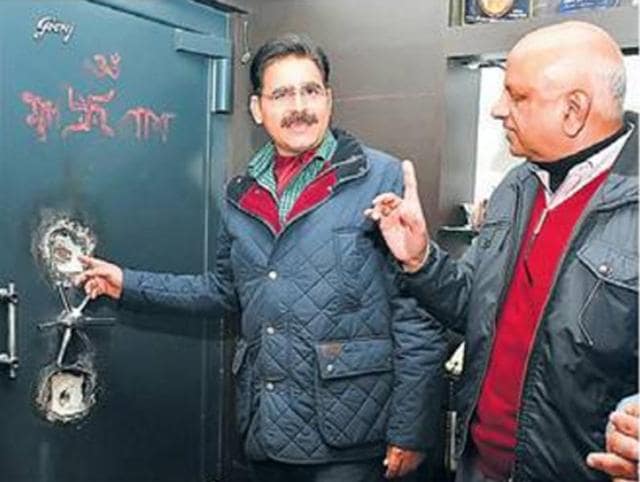 The jewellery shop owner showing a locker in Sangrur on Thursday. The stolen ornaments and cash was worth Rs25 lakh. (HT FILE PHOTO) The jewellery shop owner showing a locker in Sangrur on Thursday. The stolen ornaments and cash was worth Rs25 lakh. (HT FILE PHOTO)