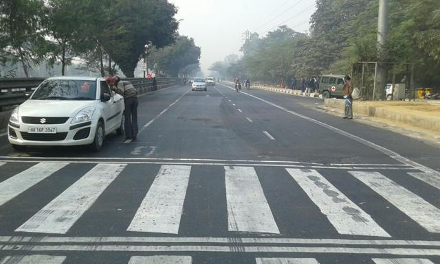 In the first hour of the odd-even rule, most roads witnessed scanty traffic and were free of congestion. (S Burmaula/HT Photo) In the first hour of the odd-even rule, most roads witnessed scanty traffic and were free of congestion. (S Burmaula/HT Photo)