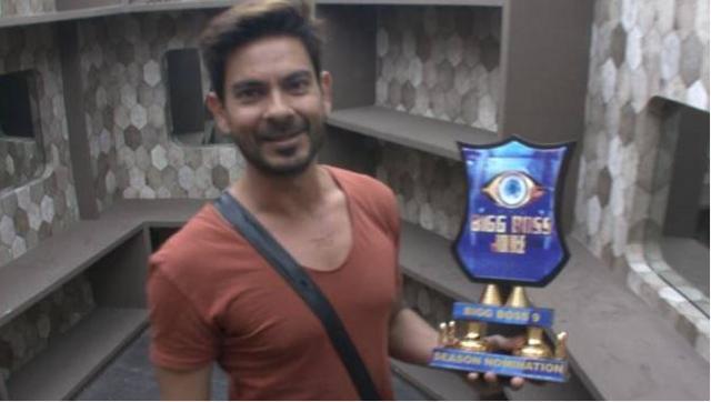 Keith with the nominations trophy. (COLORS)