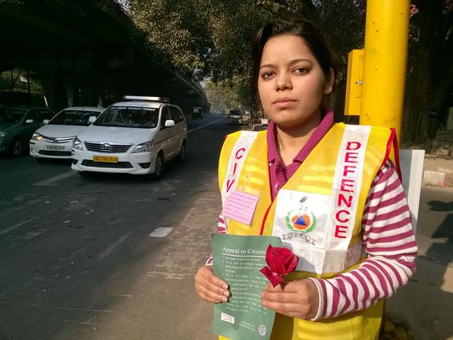 Several civil defence volunteers were seen holding placards and giving roses to violators of the odd-even rule. (Sanchit Khanna/HT Photo) Several civil defence volunteers were seen holding placards and giving roses to violators of the odd-even rule. (Sanchit Khanna/HT Photo)