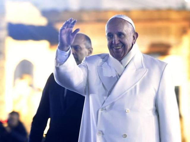 Pope Francis waves to the crowd as he visits the crib in St Peter’s square after the celebration of vespers and Te Deum in thanksgiving for the past year at St Peter’s basilica on December 31, 2015 at the Vatican. (AFP Photo) Pope Francis waves to the crowd as he visits the crib in St Peter’s square after the celebration of vespers and Te Deum in thanksgiving for the past year at St Peter’s basilica on December 31, 2015 at the Vatican. (AFP Photo)
