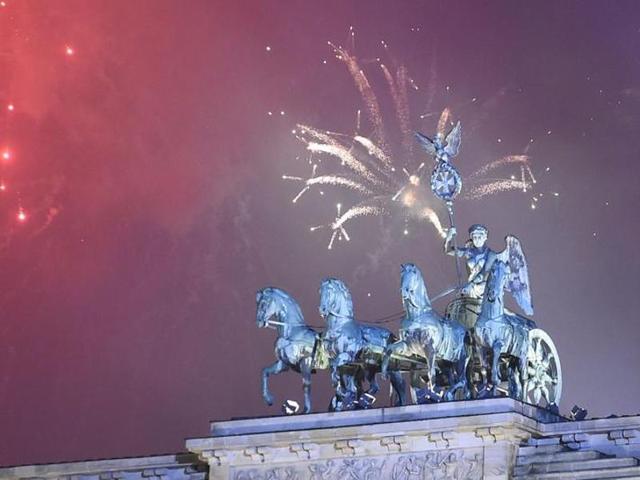 Fireworks explode behind the quadriga of Berlin’s Brandenburg Gate to usher in the new year. (AFp Photo) Fireworks explode behind the quadriga of Berlin’s Brandenburg Gate to usher in the new year. (AFp Photo)