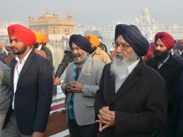 Punjab chief minister Parkash Singh Badal paying obeisance at Golden Temple on the first day of 2016 in Amritsar on Friday. (Sameer Sehgal/HT Photo)