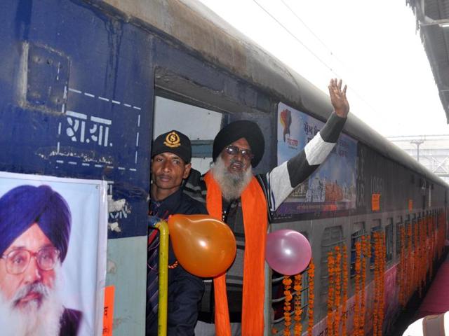 Devotees leaving for Nanded Sahib in Maharashtra by a special train flagged off under Mukh Mantri Tirath Darshan Yatra scheme in Amritsar. (Sameer Sehgal/HT Photo) Devotees leaving for Nanded Sahib in Maharashtra by a special train flagged off under Mukh Mantri Tirath Darshan Yatra scheme in Amritsar. (Sameer Sehgal/HT Photo)