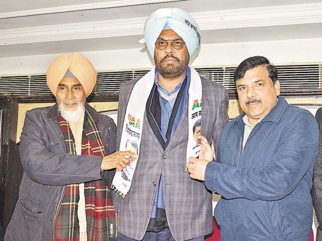 AAP Punjab convener Sucha Singh Chhotepur (left) and party Punjab affairs incharge Sanjay Singh welcoming former Congress leader Kuldeep Dhaliwal (centre) into the party fold in Amritsar on Thursday. (Sameer Sehgal/HT Photo) AAP Punjab convener Sucha Singh Chhotepur (left) and party Punjab affairs incharge Sanjay Singh welcoming former Congress leader Kuldeep Dhaliwal (centre) into the party fold in Amritsar on Thursday. (Sameer Sehgal/HT Photo)