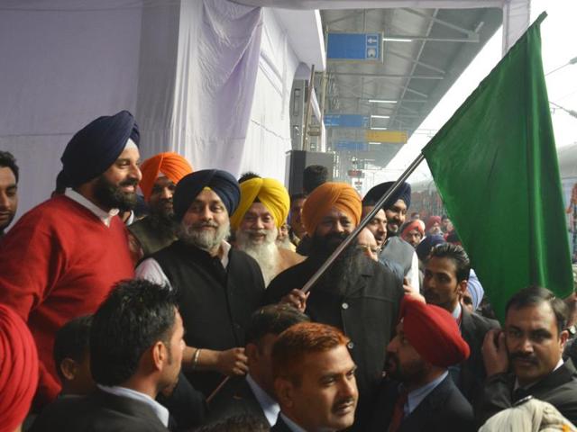 SAD-BJP government launched its ambitious Mukh Mantri Tirath Darshan Yatra scheme on Friday at Amritsar railway station - a train to pilgrimage to Nanded in Maharashtra, where Takht Hazur Sahib is located.(Sameer Sehgal/HT Photo)
