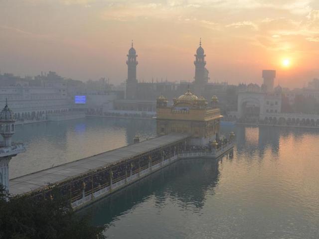 Thousands of devotees stand in a queue to pay obeisance at the Golden Temple, Sikhs' holiest shrine, on the first day of the New Year 2016 in Amritsar on Friday. (Sameer Sehgal/HT Photo)