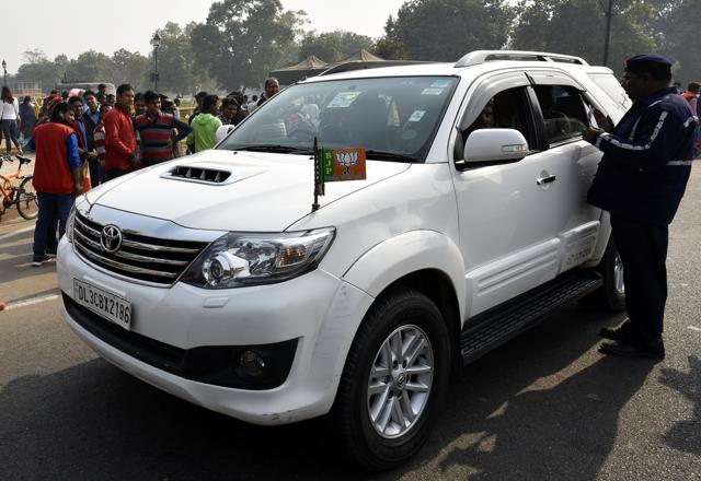 BJP MP Satyapal Singh’s even-numbered vehicle at India Gate. (Ravi Choudhary/HT Photo)
