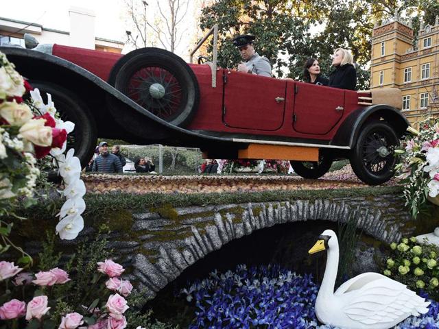 Downtown Abbey star Elizabeth McGovern (centre) rides in the Public Broadcasting Service (PBS) float Downtown Abbey: The Final Adventure, in the 127th Rose Parade in California, USA, January 1, 2016. (AFP) Downtown Abbey star Elizabeth McGovern (centre) rides in the Public Broadcasting Service (PBS) float Downtown Abbey: The Final Adventure, in the 127th Rose Parade in California, USA, January 1, 2016. (AFP)
