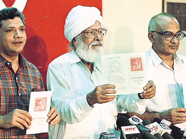 Sitaram Yechury, and Harkishan Singh Surjeet release the CPI (M) manifesto in New Delhi in August 1999.(Pradeep Bhatia/HT Photo)