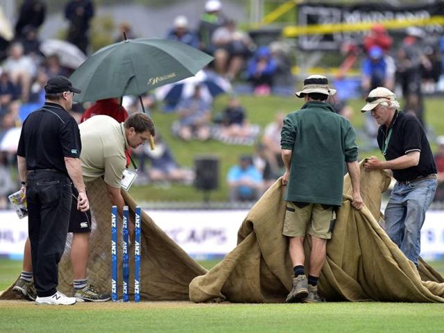 (L to R) Milinda Siriwardana of Sri Lanka, Ross Taylor of New Zealand, Tillakaratne Dilshan of Sri Lanka and Henry Nichols (R) of New Zealand walk off the field as rain washed out the fourth ODI at the Saxton Oval in Nelson on January 2, 2016. (AFP Photo) (L to R) Milinda Siriwardana of Sri Lanka, Ross Taylor of New Zealand, Tillakaratne Dilshan of Sri Lanka and Henry Nichols (R) of New Zealand walk off the field as rain washed out the fourth ODI at the Saxton Oval in Nelson on January 2, 2016. (AFP Photo)