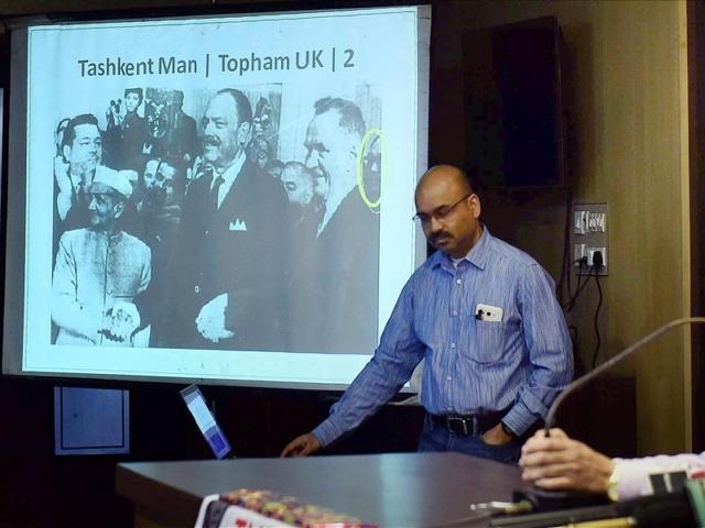 Activists showing a slide at a programme in Kolkata on Friday claiming that Netaji Subhas Chandra Bose was last seen in Tashkent in 1966(PTI)