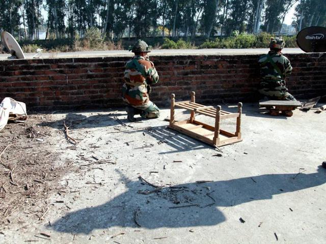 Securitymen on alert near an Indian Air Force base that was attacked by militants in Pathankot.(PTI)