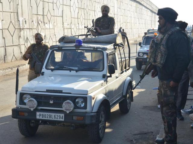 Securitymen guard a road leading to the air force base in Pathankot.(Sameer Sehgal /HT Photo) Securitymen guard a road leading to the air force base in Pathankot.(Sameer Sehgal /HT Photo)