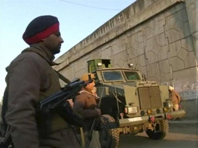 Police personnel stand guard following what officials said was an attack on an Indian Air Force base in Pathankot on Saturday near the border with Pakistan, in Pathankot.(REUTERS)