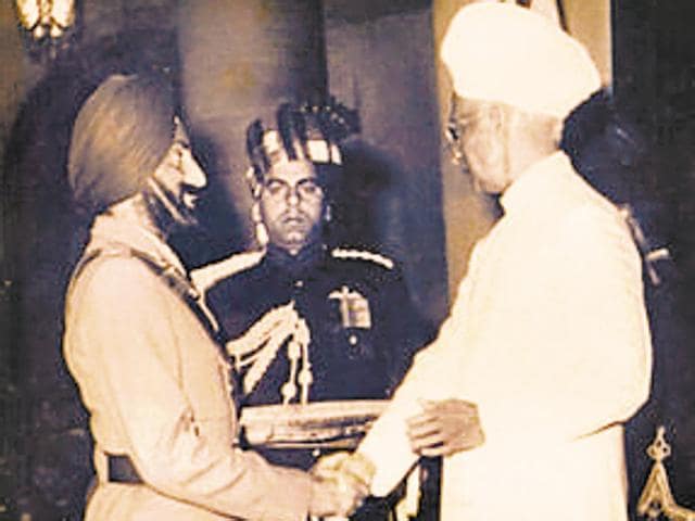 Second Lieutenant Har Iqbal Singh Dhaliwal, Poona Horse, receiving the Vir Chakra from President Dr S Radhakrishnan for gallantry shown during I Corps’ offensive in the Sialkot sector in 1965. Second Lieutenant Har Iqbal Singh Dhaliwal, Poona Horse, receiving the Vir Chakra from President Dr S Radhakrishnan for gallantry shown during I Corps’ offensive in the Sialkot sector in 1965.
