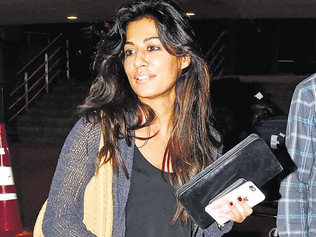 A rather hassled-lloking Chitrangada Singh spotted at Mumbai airport. (Photos: yogen shah) 