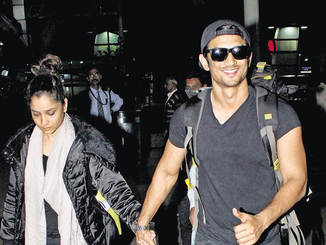 Sushant Singh Rajput spotted returns to Mumbai along with girlfriend Ankita Lokhande. (Photos: yogen shah) 
