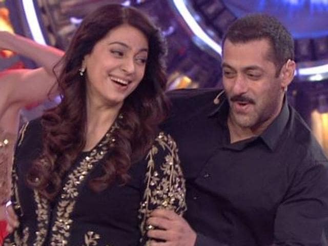 Salman Khan compliments Juhi on her comic timings and compares her with Charlie Chaplain! (Colors) 