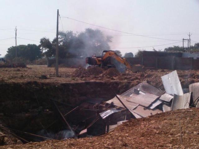 The villagers set a filter plant ablaze in Neemuch.(Hindustan Times) The villagers set a filter plant ablaze in Neemuch.(Hindustan Times)