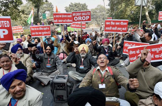Ex-servicemen shout slogans during a protest against the One Rank One Pension scheme outside the Finance Minister Arun Jaitley residence in New Delhi on Sunday. (PTI)